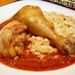 Perkelt z kurczaka to nic innego, jak klasyczny gulasz węgierski przyrządzony z mięsa drobiowego. A skoro węgierski, to oczywiście nie może zabraknąć w tym daniu słoniny i słodkiej mielonej papryki.