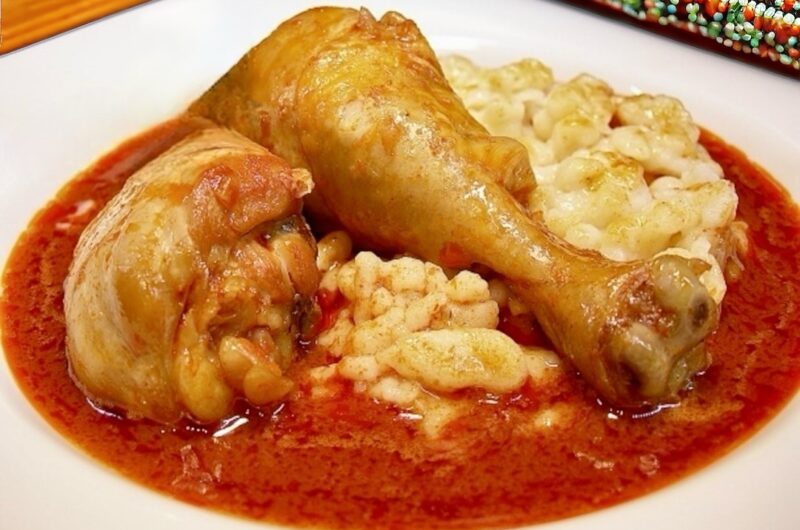 Perkelt z kurczaka to nic innego, jak klasyczny gulasz węgierski przyrządzony z mięsa drobiowego. A skoro węgierski, to oczywiście nie może zabraknąć w tym daniu słoniny i słodkiej mielonej papryki.