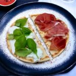 Piadina romagnola to nieduży włoski placek przyrządzany z mąki pszennej i smalcu. Po krótkim smażeniu piadinę wypełnia się ulubionymi składnikami i podgrzewa zajadając go jako sycącą przekąskę.