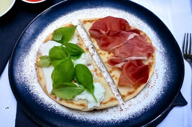 Piadina romagnola to nieduży włoski placek przyrządzany z mąki pszennej i smalcu. Po krótkim smażeniu piadinę wypełnia się ulubionymi składnikami i podgrzewa zajadając go jako sycącą przekąskę.