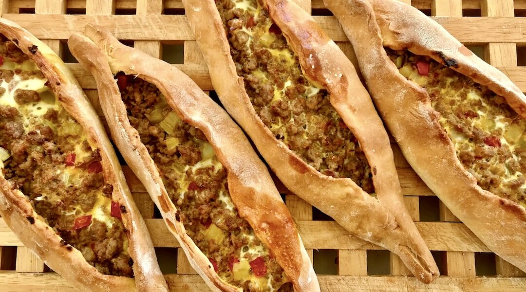 Pide, czyli ciasto drożdżowe uformowane na kształt łódki wypełnione mięsem mielonym duszonym ze świeżą papryką i pomidorami, a następnie pieczone.