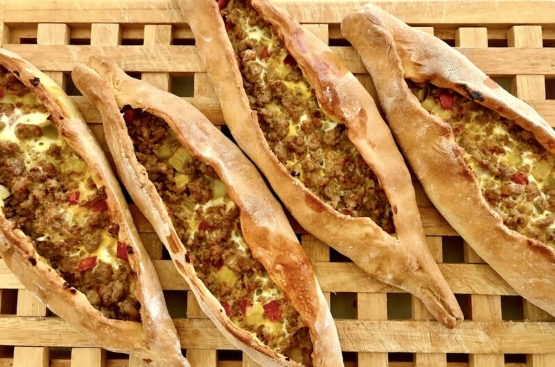 Pide, czyli ciasto drożdżowe uformowane na kształt łódki wypełnione mięsem mielonym duszonym ze świeżą papryką i pomidorami, a następnie pieczone.