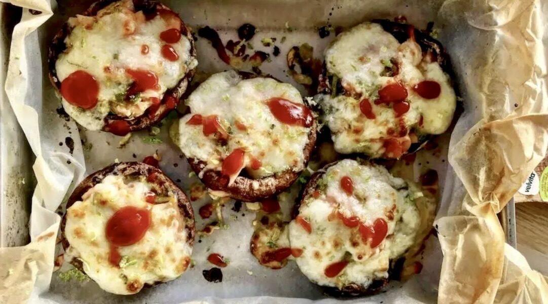 Pieczarki pieczone w mojej wersji to pieczarki Portobello wypełnione łososiem wędzonym oraz dwoma rodzajami sera i zapiekane.