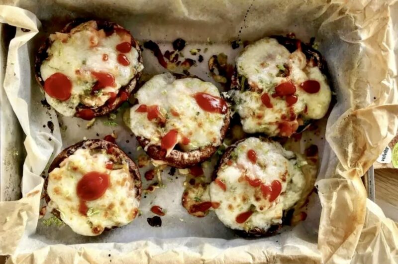 Pieczarki pieczone w mojej wersji to pieczarki Portobello wypełnione łososiem wędzonym oraz dwoma rodzajami sera i zapiekane.