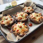 Pieczarki pieczone w mojej wersji to pieczarki Portobello wypełnione łososiem wędzonym oraz dwoma rodzajami sera i zapiekane.