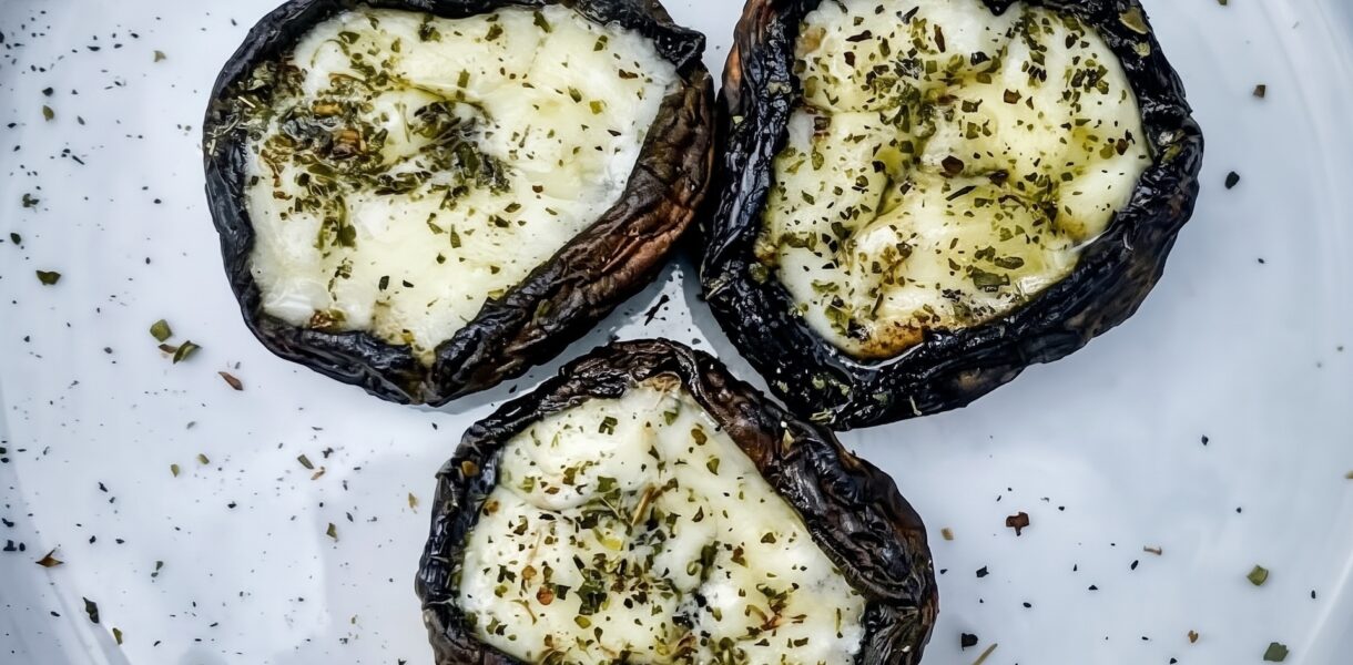 Pieczarki z grilla wypełnione kawałkami twardego sera owczego doprawione suszonym oregano.