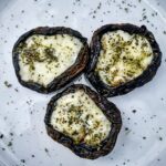 Pieczarki z grilla wypełnione kawałkami twardego sera owczego doprawione suszonym oregano.