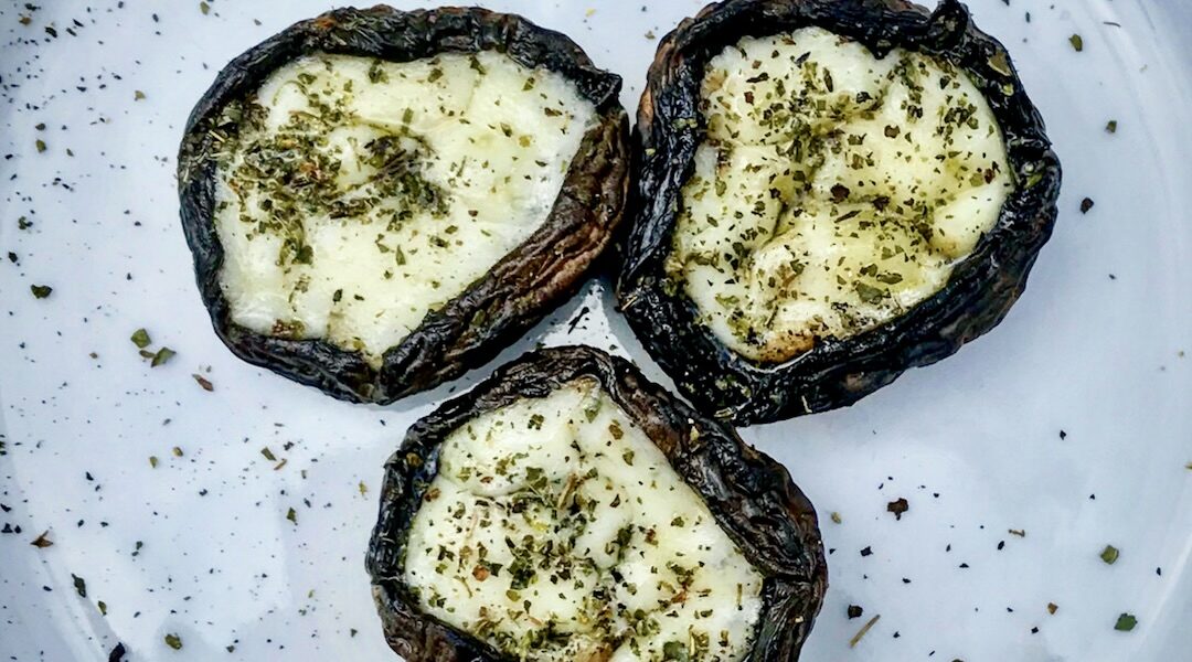 Pieczarki z grilla wypełnione kawałkami twardego sera owczego doprawione suszonym oregano.