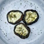 Pieczarki z grilla wypełnione kawałkami twardego sera owczego doprawione suszonym oregano.