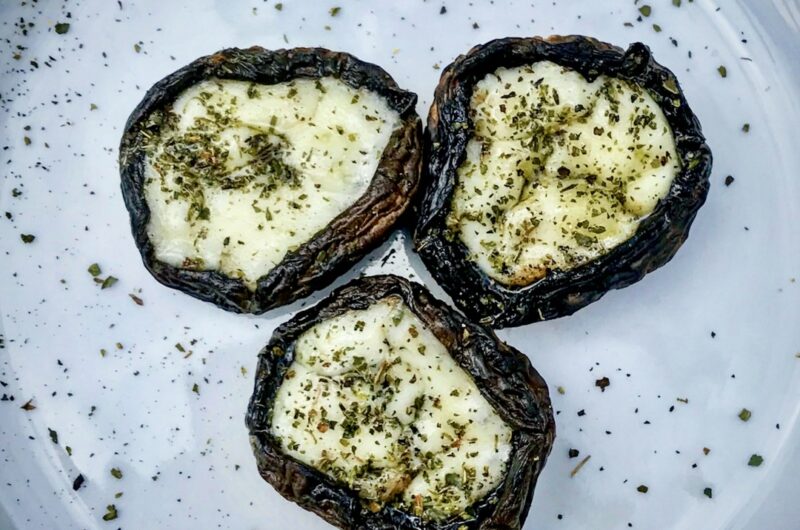 Pieczarki z grilla wypełnione kawałkami twardego sera owczego doprawione suszonym oregano.