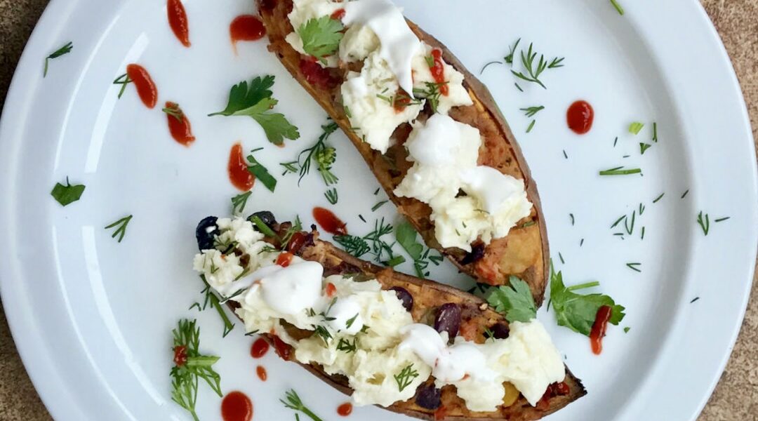 Przekrojone wzdłuż na połowę bataty pieczone, a następnie obłożone farszem z tuńczyka, czerwonej fasolki i oliwek i ponownie zapiekane z mozzarellą.