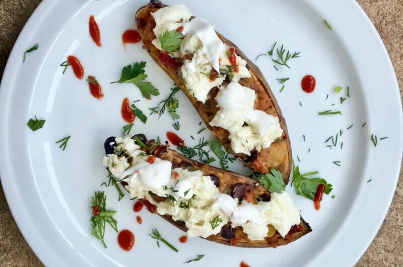 Przekrojone wzdłuż na połowę bataty pieczone, a następnie obłożone farszem z tuńczyka, czerwonej fasolki i oliwek i ponownie zapiekane z mozzarellą.