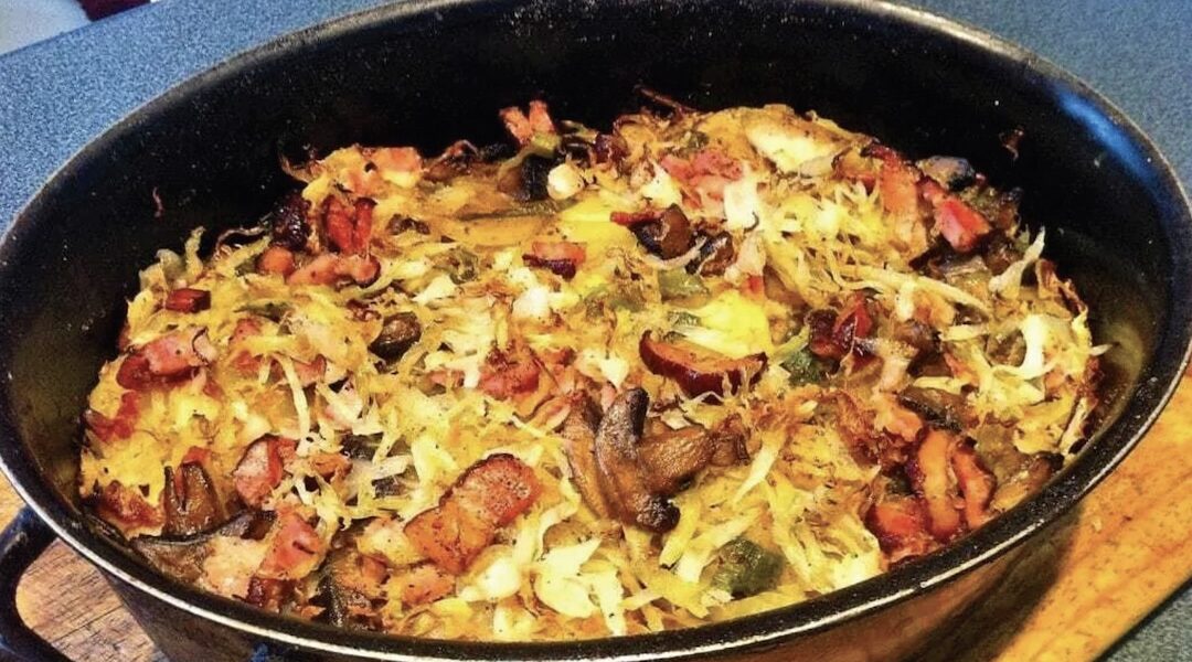 Pieczonki, czyli zapiekanka z siekanej kapusty, plastrów ziemniaków, boczku wędzonego, pieczarek i cebuli.