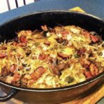 Pieczonki, czyli zapiekanka z siekanej kapusty, plastrów ziemniaków, boczku wędzonego, pieczarek i cebuli.