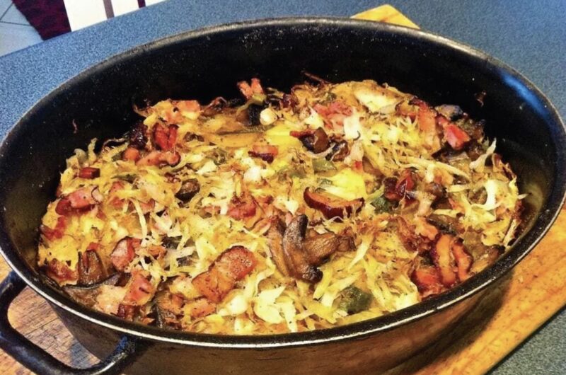 Pieczonki, czyli zapiekanka z siekanej kapusty, plastrów ziemniaków, boczku wędzonego, pieczarek i cebuli.