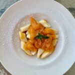 Pierogi leniwe, czyli kluski z twarogu i mąki pszennej gotowane w solonej wodzie i podane z owocami.