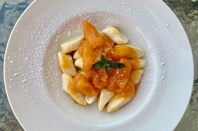 Pierogi leniwe, czyli kluski z twarogu i mąki pszennej gotowane w solonej wodzie i podane z owocami.