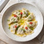 Pierogi z dorszem, czyli pyszne pierogi wypełnione farszem ze zmielonego świeżego dorsza i specku z dodatkiem świeżego koperku i bułki.