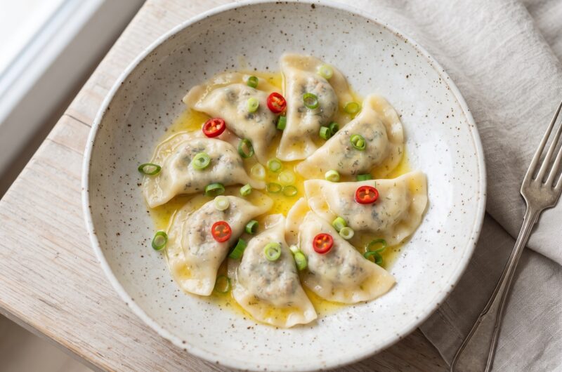 Pierogi z dorszem, czyli pyszne pierogi wypełnione farszem ze zmielonego świeżego dorsza i specku z dodatkiem świeżego koperku i bułki.