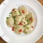 Pierogi z dorszem, czyli pyszne pierogi wypełnione farszem ze zmielonego świeżego dorsza i specku z dodatkiem świeżego koperku i bułki.