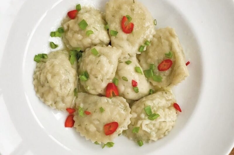 Pierogi z dorszem, czyli pyszne pierogi wypełnione farszem ze zmielonego świeżego dorsza i specku z dodatkiem świeżego koperku i bułki.