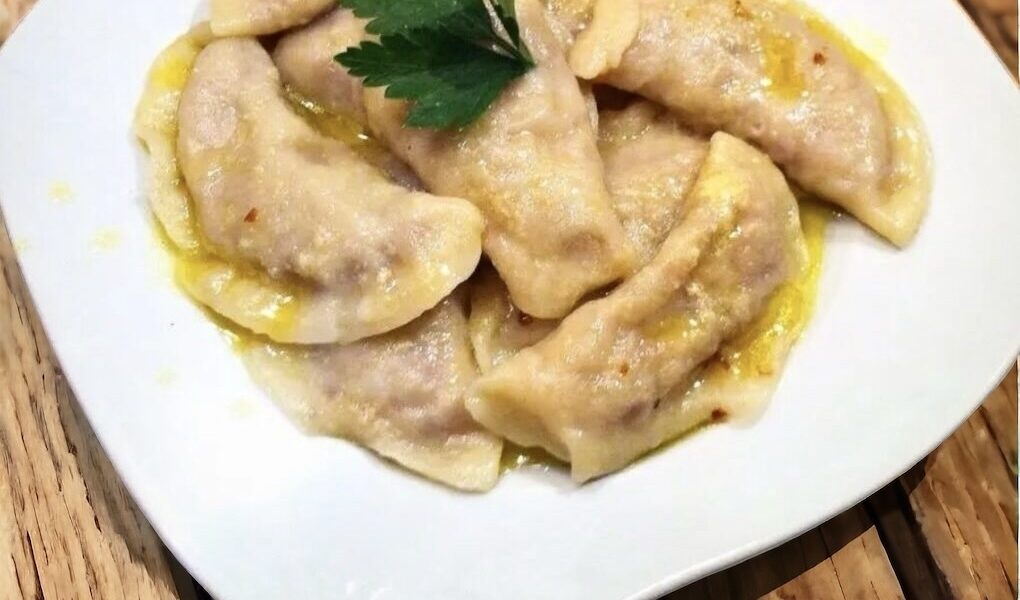 Pierogi z kaszą gryczaną uwielbiam, bowiem wypełnione są farszem z ugotowanej palonej kaszy gryczanej wymieszanej z serem  pleśniowym.