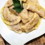 Pierogi z kaszą gryczaną uwielbiam, bowiem wypełnione są farszem z ugotowanej palonej kaszy gryczanej wymieszanej z serem  pleśniowym.