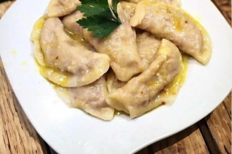 Pierogi z kaszą gryczaną uwielbiam, bowiem wypełnione są farszem z ugotowanej palonej kaszy gryczanej wymieszanej z serem  pleśniowym.