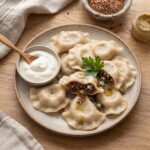 Pierogi z kaszą gryczaną uwielbiam, bowiem wypełnione są farszem z ugotowanej palonej kaszy gryczanej wymieszanej z serem  pleśniowym.