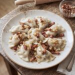 Klasyczne pierogi z mięsem, ale wcześniej ugotowanym z warzywami i przyprawami. Ugotowane mięso należy zmielić razem z niedużą ilością gotowanych razem z nim warzyw, a następnie tak otrzymany farsz doprawić solą i spora ilością pieprzu.