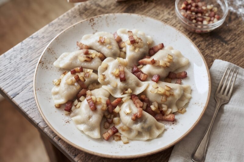 Klasyczne pierogi z mięsem, ale wcześniej ugotowanym z warzywami i przyprawami. Ugotowane mięso należy zmielić razem z niedużą ilością gotowanych razem z nim warzyw, a następnie tak otrzymany farsz doprawić solą i spora ilością pieprzu.