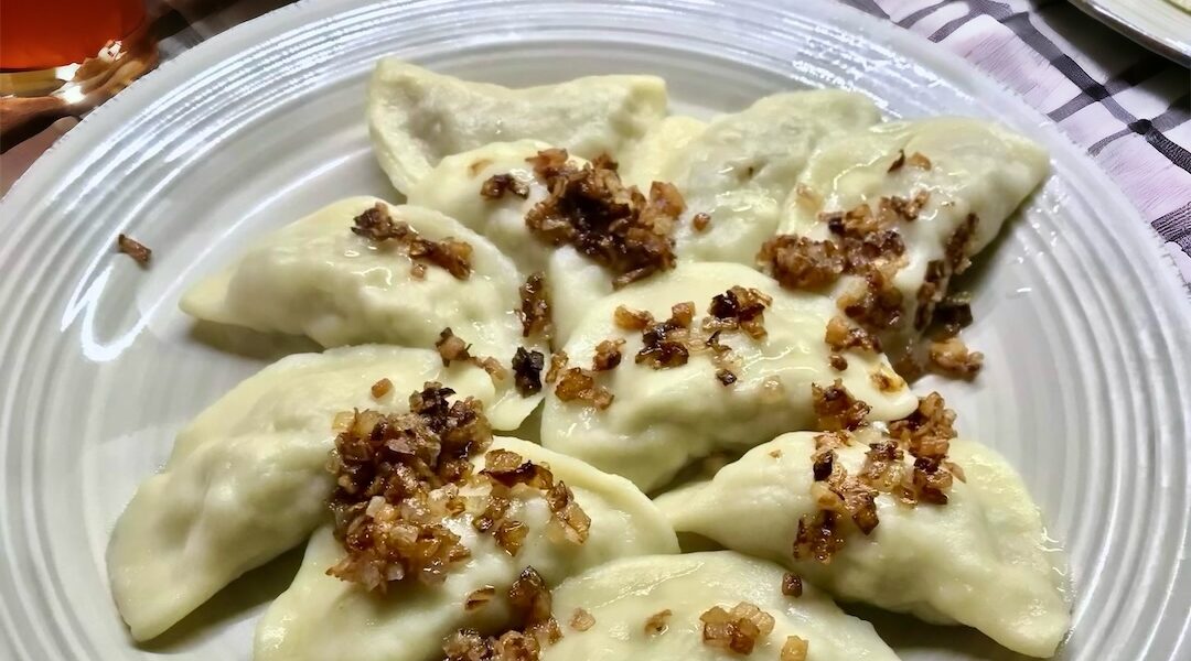 Klasyczne pierogi z mięsem, ale wcześniej ugotowanym z warzywami i przyprawami. Ugotowane mięso należy zmielić razem z niedużą ilością gotowanych razem z nim warzyw, a następnie tak otrzymany farsz doprawić solą i spora ilością pieprzu.