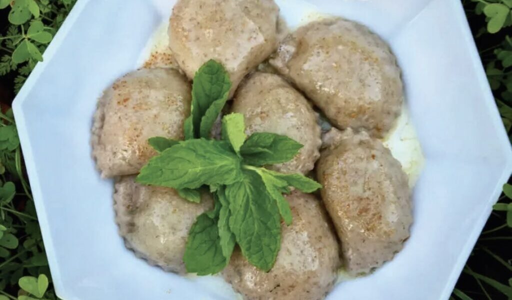 Pierogi ze szpinakiem przygotowałem z mąki pszennej i pełnoziarnistej, zaś ich wnętrze wypełniłem farszem z duszonego szpinaku, świeżych ziół i sera.