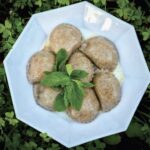 Pierogi ze szpinakiem przygotowałem z mąki pszennej i pełnoziarnistej, zaś ich wnętrze wypełniłem farszem z duszonego szpinaku, świeżych ziół i sera.