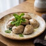 Pierogi ze szpinakiem przygotowane z mąki pszennej i pełnoziarnistej, zaś ich wnętrze wypełnione farszem z duszonego szpinaku, świeżych ziół i sera.