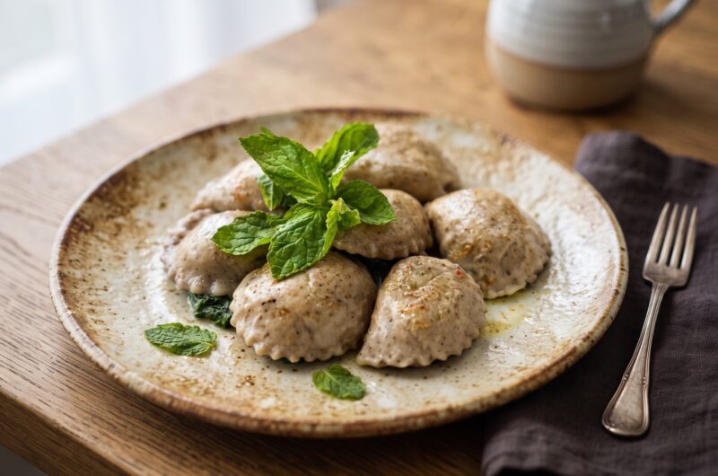 Pierogi ze szpinakiem przygotowane z mąki pszennej i pełnoziarnistej, zaś ich wnętrze wypełnione farszem z duszonego szpinaku, świeżych ziół i sera.