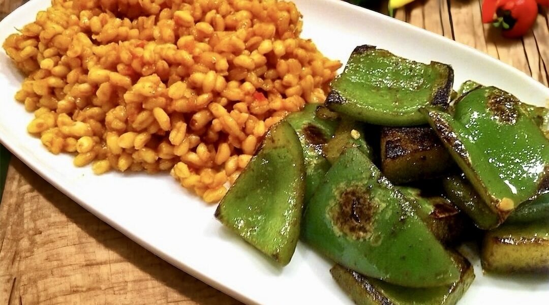 Pilaw z warzywami przygotowałem z kaszy pęczak, którą ugotowałem z dodatkiem pomidorów oraz z aromatycznymi przyprawami.