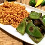 Pilaw z warzywami przygotowałem z kaszy pęczak, którą ugotowałem z dodatkiem pomidorów oraz z aromatycznymi przyprawami.