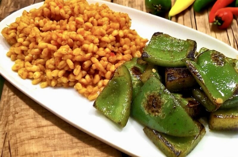 Pilaw z warzywami przygotowałem z kaszy pęczak, którą ugotowałem z dodatkiem pomidorów oraz z aromatycznymi przyprawami.