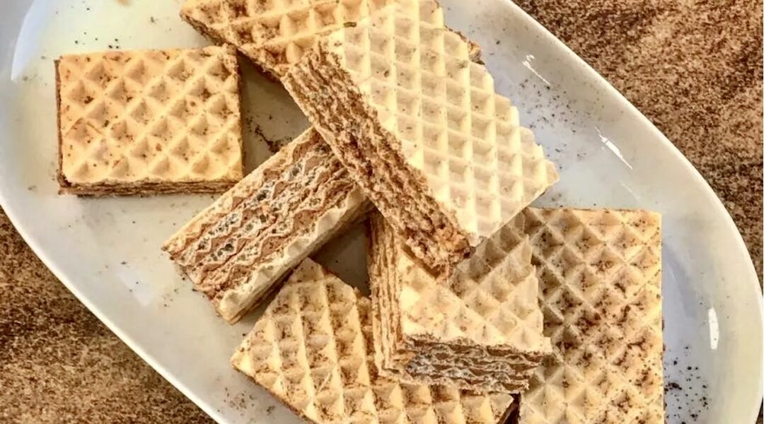 Pischinger, czyli wafle vel andruty przekładane masą kakaową przygotowaną z masła, cukru, wanilii, kakao i rumu.