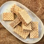 Pischinger, czyli wafle vel andruty przekładane masą kakaową przygotowaną z masła, cukru, wanilii, kakao i rumu.