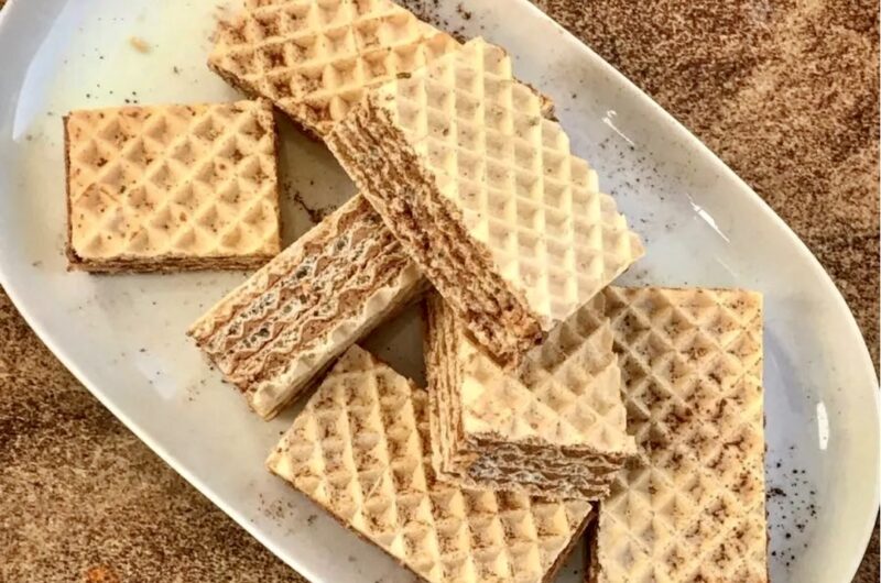 Pischinger, czyli wafle vel andruty przekładane masą kakaową przygotowaną z masła, cukru, wanilii, kakao i rumu.