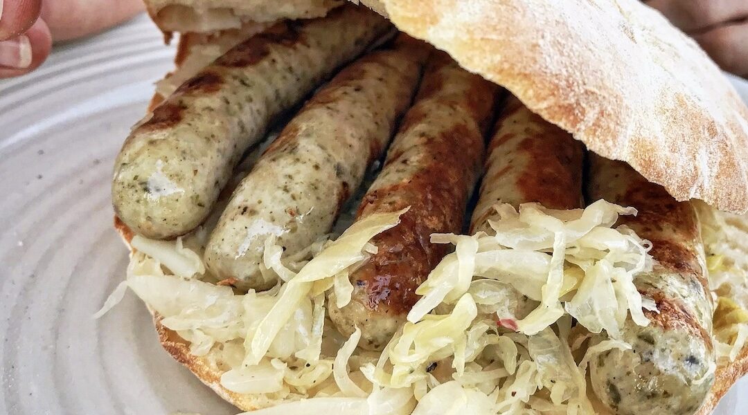 Pita lepinja, czyli płaski chlebek drożdżowy idealny do wypełnienia różnymi składnikami często jadany na Bałkanach.