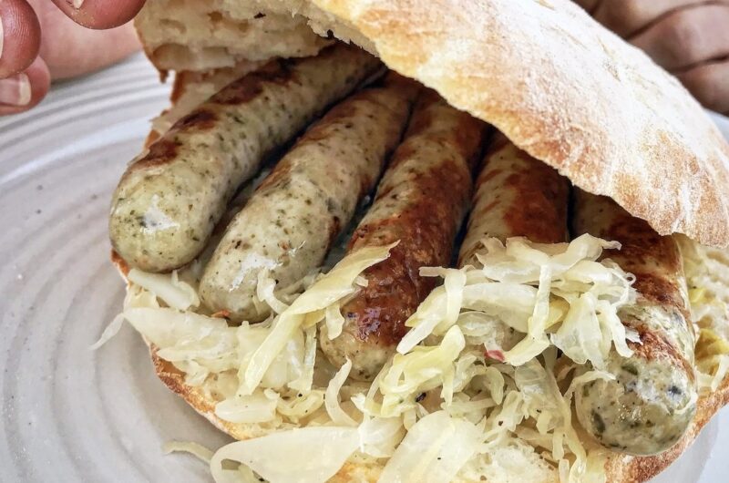 Pita lepinja, czyli płaski chlebek drożdżowy idealny do wypełnienia różnymi składnikami często jadany na Bałkanach.