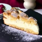 Placek jogurtowy to pyszne ciasto ze spodem z kruchego ciasta i aksamitną masą jogurtową. Masa jest wspaniale puszysta dzięki gęstemu jogurtowi greckiemu oraz ubitej pianie z białek jajek.