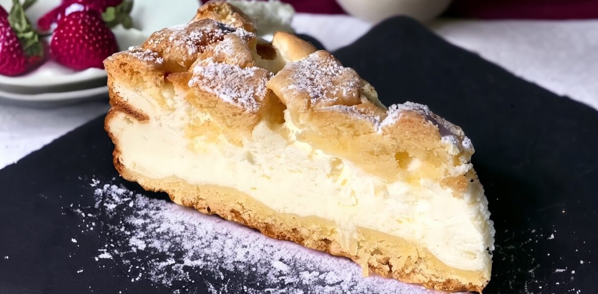 Placek jogurtowy to pyszne ciasto ze spodem z kruchego ciasta i aksamitną masą jogurtową. Masa jest wspaniale puszysta dzięki gęstemu jogurtowi greckiemu oraz ubitej pianie z białek jajek.