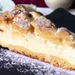 Placek jogurtowy to pyszne ciasto ze spodem z kruchego ciasta i aksamitną masą jogurtową. Masa jest wspaniale puszysta dzięki gęstemu jogurtowi greckiemu oraz ubitej pianie z białek jajek.