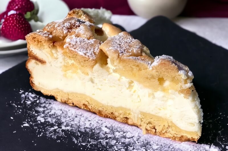 Placek jogurtowy to pyszne ciasto ze spodem z kruchego ciasta i aksamitną masą jogurtową. Masa jest wspaniale puszysta dzięki gęstemu jogurtowi greckiemu oraz ubitej pianie z białek jajek.