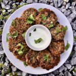 Smażone placki gryczane z porem z dodatkiem płatków owsianych i dymki to pomysł na sycące danie.