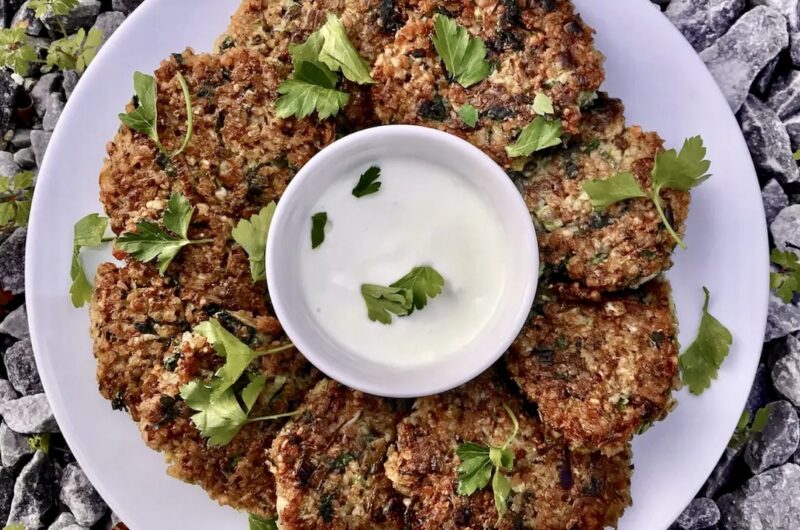 Smażone placki gryczane z porem z dodatkiem płatków owsianych i dymki to pomysł na sycące danie.